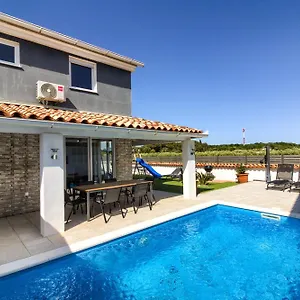 https://beautiful-vacation-house-hana-with-pool.pula-hotels.org
